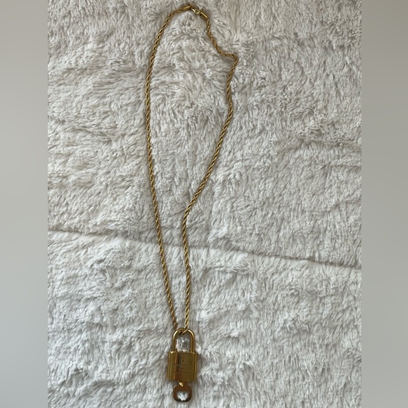 Authentic Louis Vuitton Lock and key necklace 308 - Picture 12 of 13